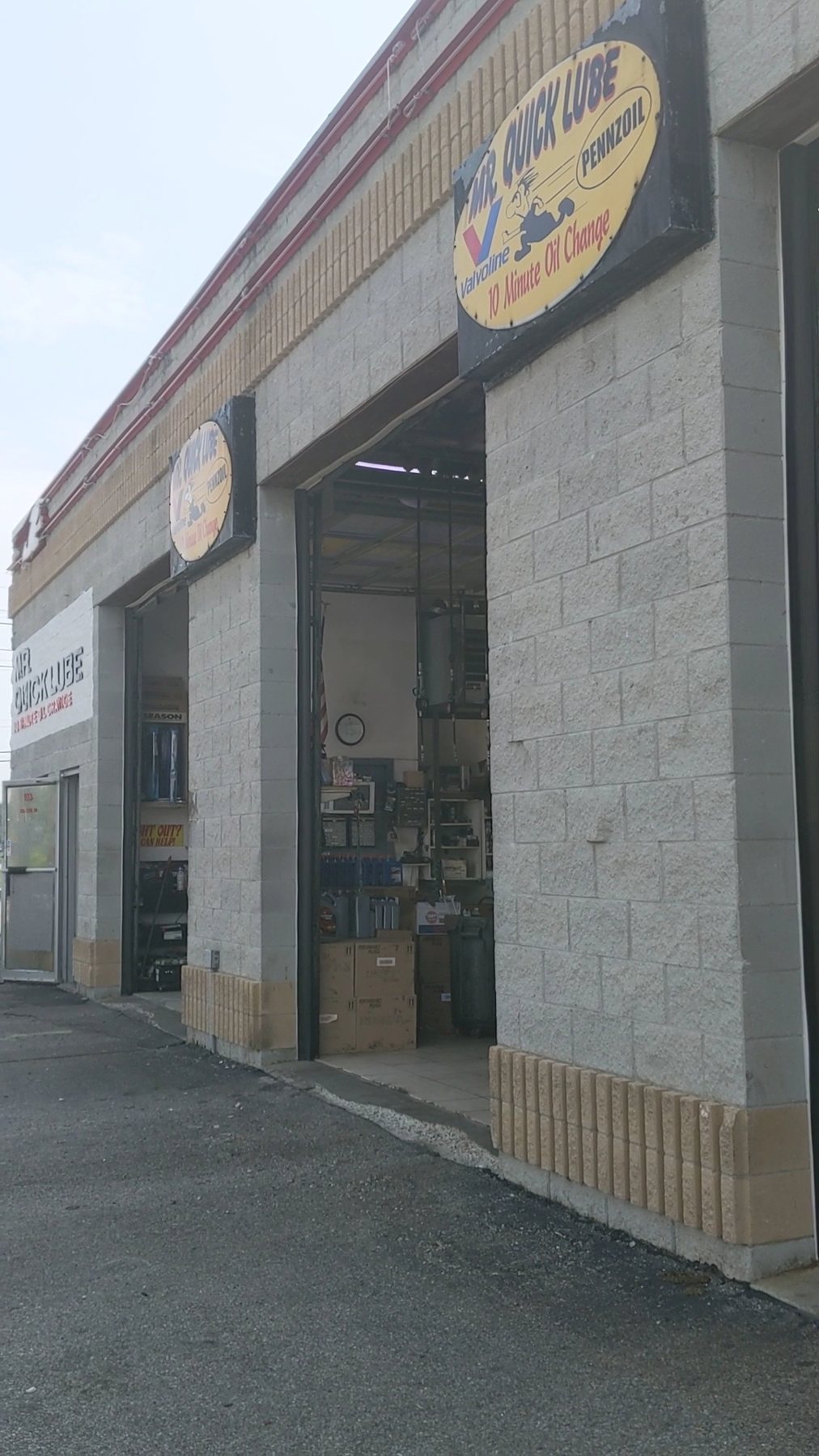 Mr Quick Lube drive-thru building